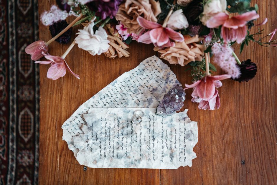 Detajl starih pisem in poročnega prstana na leseni mizi