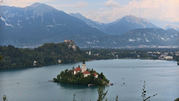 Blejsko jezero z otokom v ozadju