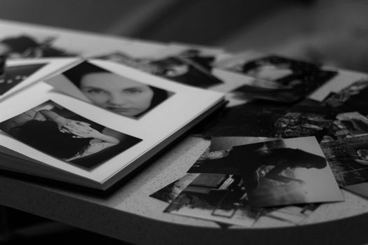 Odprta foto knjiga s poročnimi fotografijami