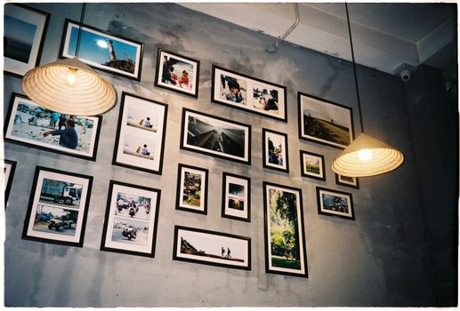 Uokvirjena poročna fotografija na steni
